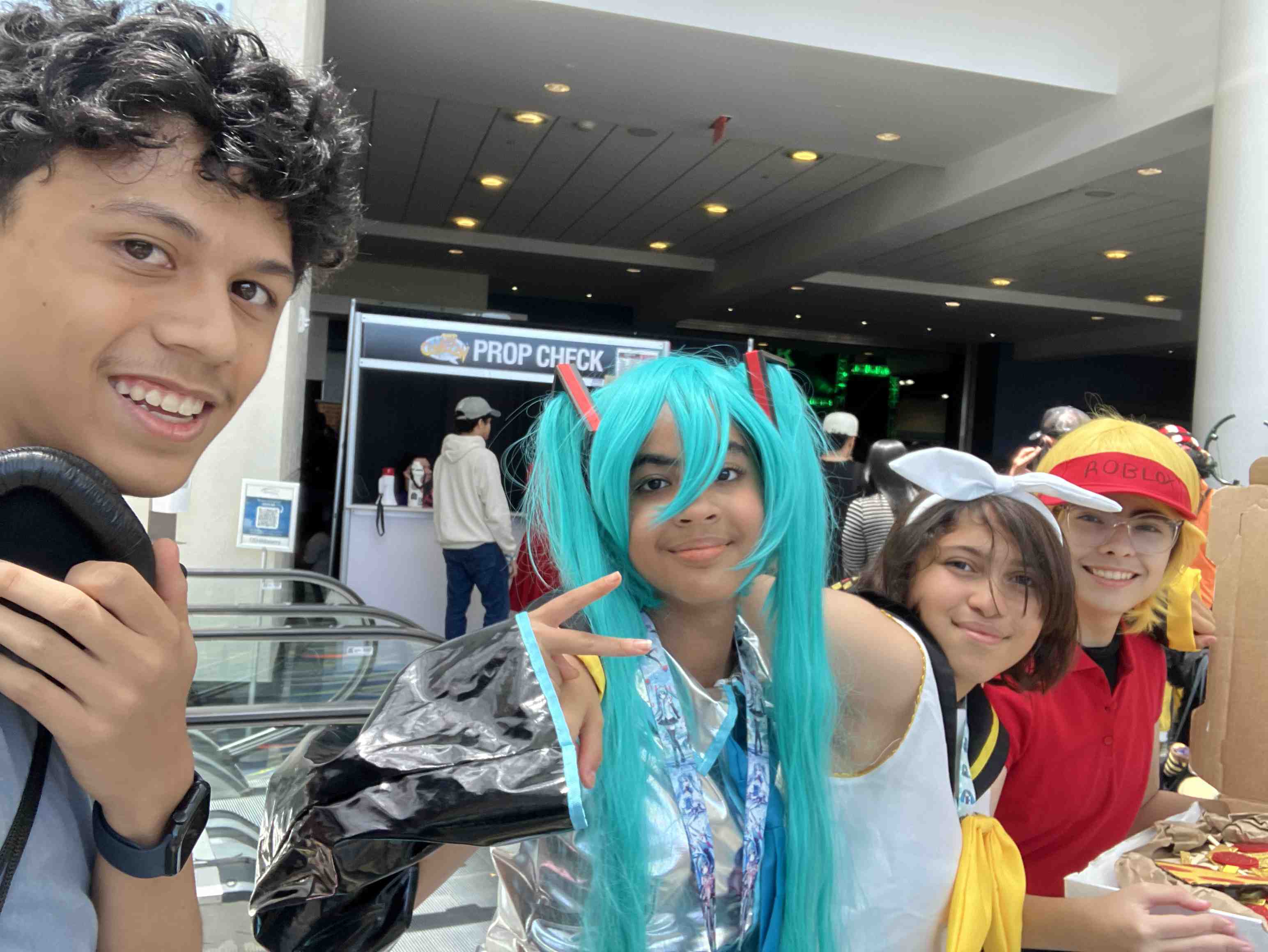 A picture of elite with cosplayers of hatsune miku, kagamine rin, and roblox pizza deliverer.
