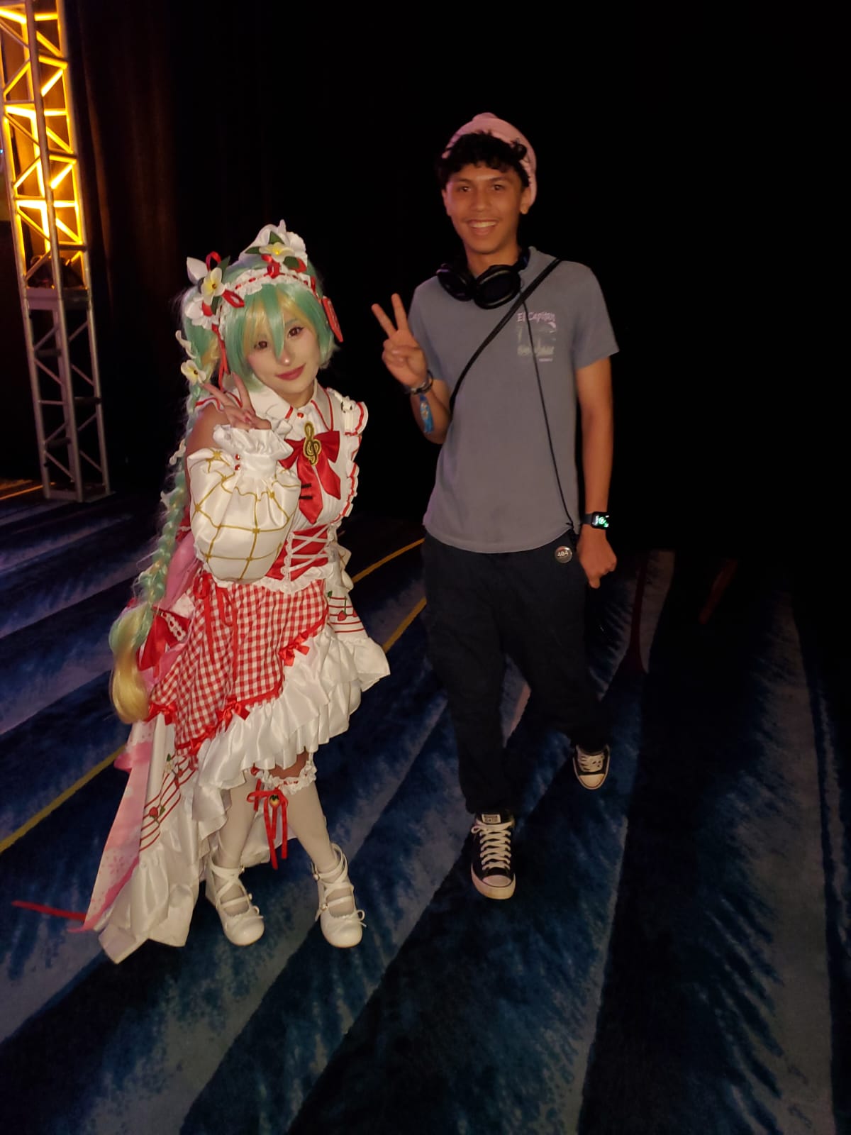 A picture of elite with a kawaii looking hatsune miku cosplayer at the cosplay showcase. Sorry alt text readers, I need more time to examine the cosplayer to give you a high quality alt text description. Come back eventually, yes?