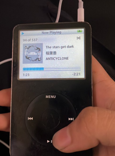 Image of a 5th generation iPod playing 'The stars get dark' by INABAKUMORI